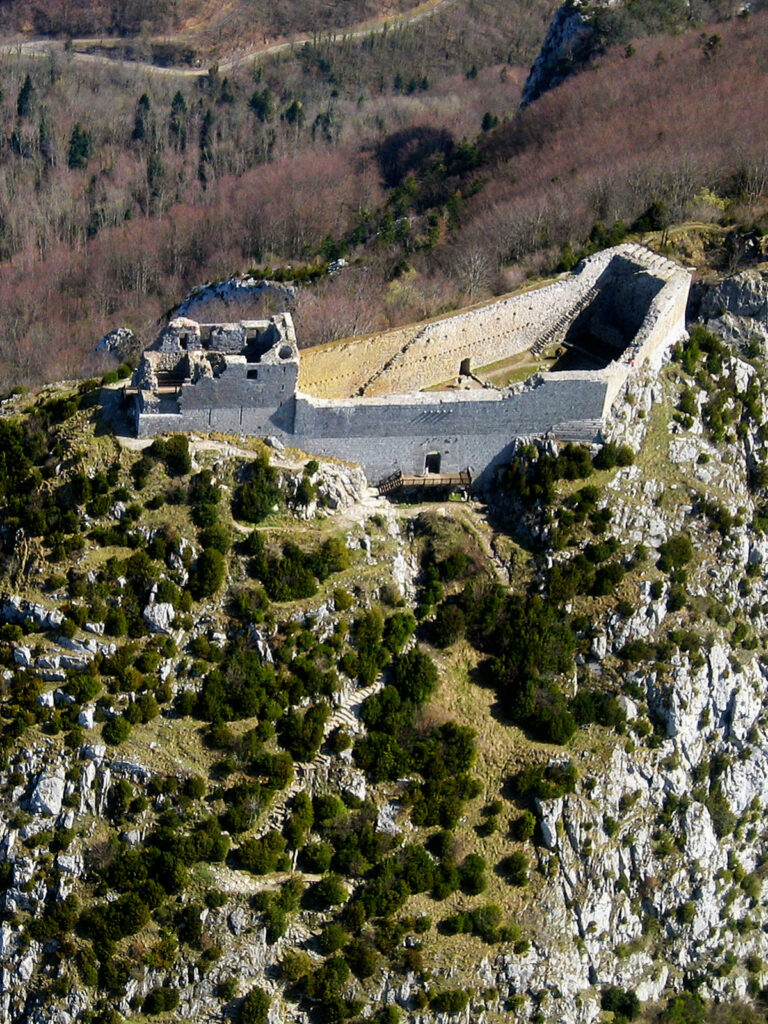 Le château cathare de Montségur - Les 10 lieux les plus mystérieux de France